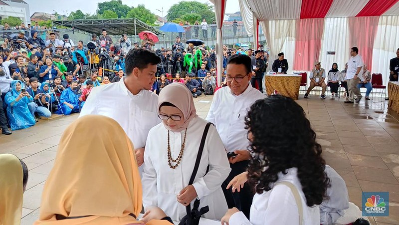 Calon Presiden nomor urut satu Anies Baswedan sholat berjamaah jelang pemilihan umum. (Dok. Istimewa)
