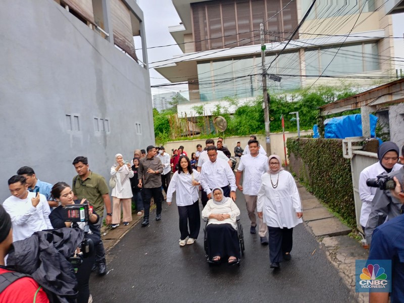 Calon Presiden nomor urut satu Anies Baswedan sholat berjamaah jelang pemilihan umum. Calon Presiden nomor urut satu Anies Baswedan sholat berjamaah jelang pemilihan umum. (Dok. Istimewa)