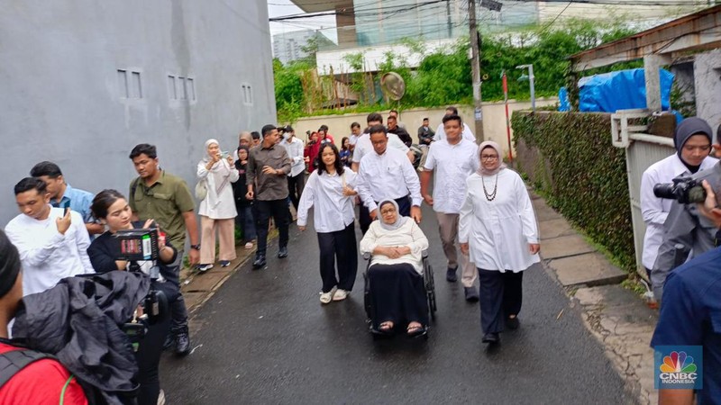 Calon Presiden nomor urut satu Anies Baswedan sholat berjamaah jelang pemilihan umum. (Dok. Istimewa)