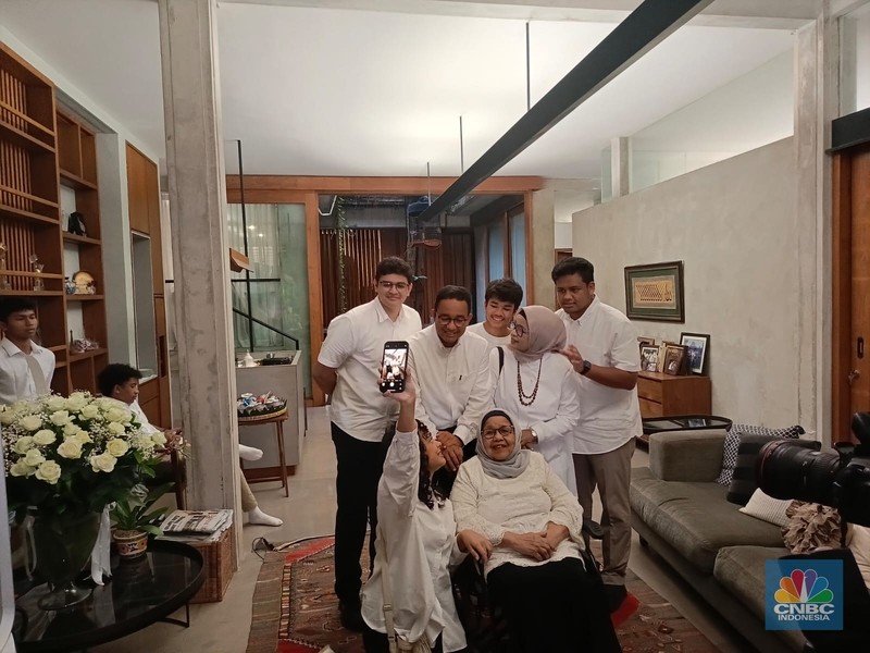 Calon Presiden nomor urut satu Anies Baswedan sholat berjamaah jelang pemilihan umum. Calon Presiden nomor urut satu Anies Baswedan sholat berjamaah jelang pemilihan umum. (Dok. Istimewa)
