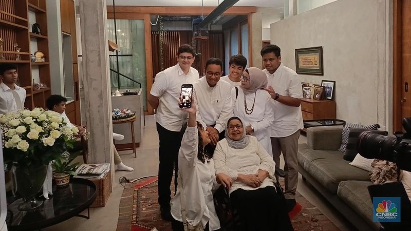 Calon Presiden nomor urut satu Anies Baswedan sholat berjamaah jelang pemilihan umum. (Dok. Istimewa)