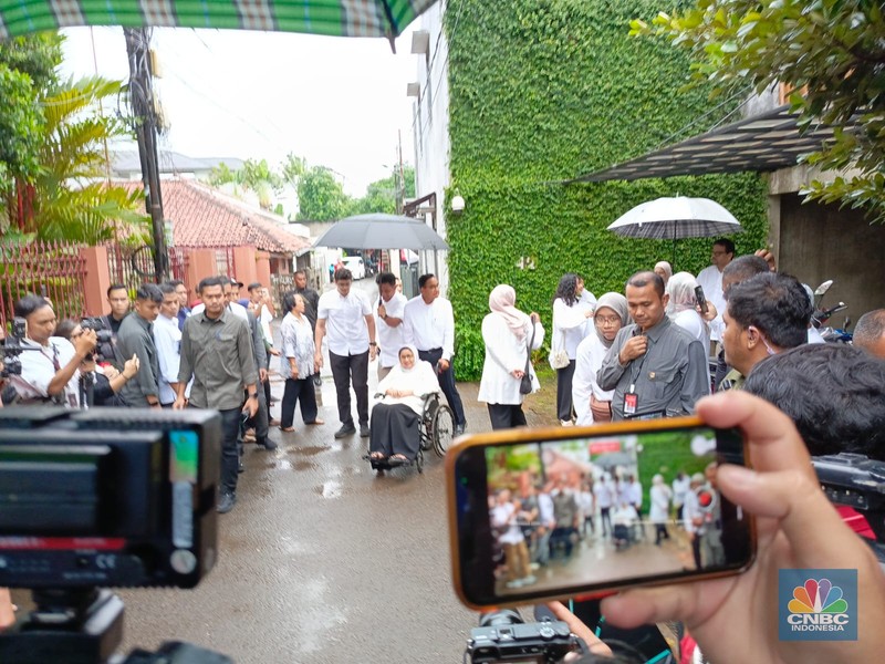 Calon Presiden nomor urut satu Anies Baswedan sholat berjamaah jelang pemilihan umum. Calon Presiden nomor urut satu Anies Baswedan sholat berjamaah jelang pemilihan umum. (Dok. Istimewa)