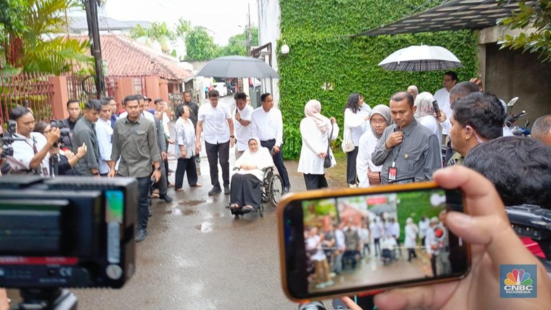 Calon Presiden nomor urut satu Anies Baswedan sholat berjamaah jelang pemilihan umum. (Dok. Istimewa)