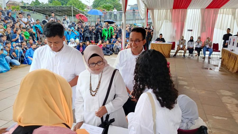 Calon Presiden nomor urut 1 Anies Baswedan, melakukan pencoblosan di TPS 060 di Lebak Bulus, Jakarta Selatan, pada hari ini, Rabu (14/2/2024). (CNBC Indonesia/Rosseno Aji)