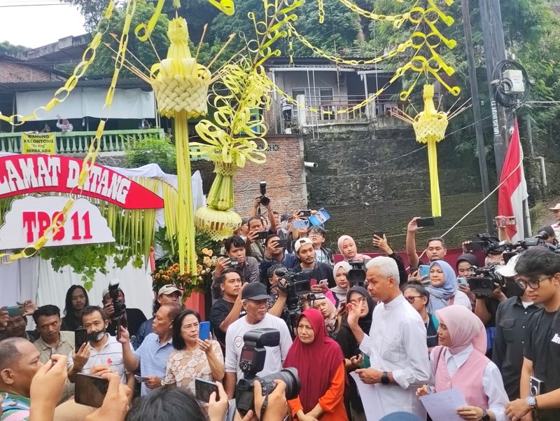 Calon Presiden nomor urut 3 Ganjar Pranowo Nyoblos di TPS 11 Gajahmungkur Semarang. Calon Presiden nomor urut 3 Ganjar Pranowo Nyoblos di TPS 11 Gajahmungkur Semarang. (Dok. Detikcom/Alfons)