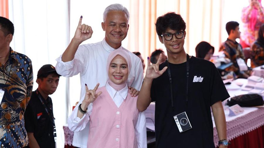 Calon Presiden nomor urut 3 Ganjar Pranowo Nyoblos di TPS 11 Gajahmungkur Semarang. (Dok. Tim Komunikasi Ganjar)