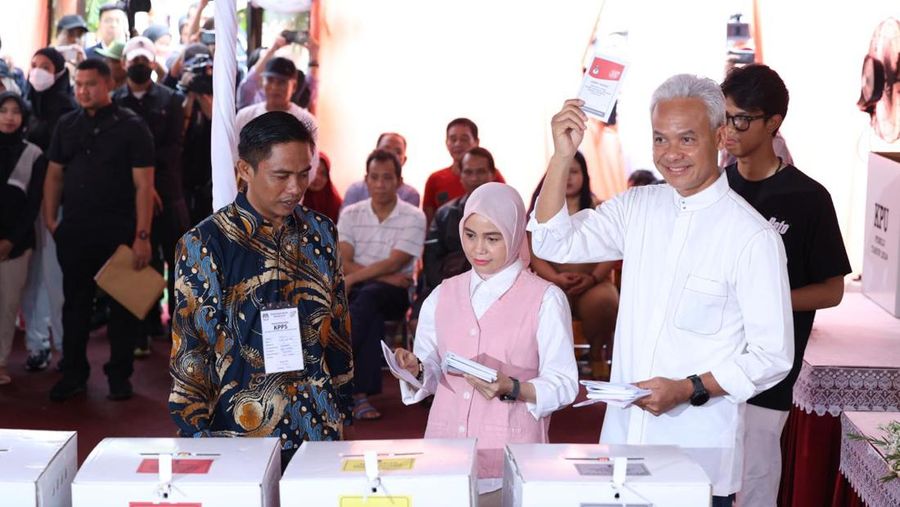 Calon Presiden nomor urut 3 Ganjar Pranowo Nyoblos di TPS 11 Gajahmungkur Semarang. (Dok. Tim Komunikasi Ganjar)