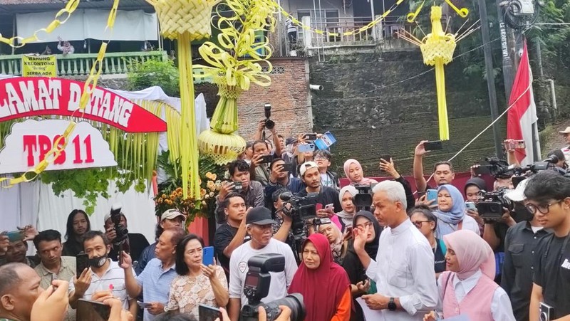 Calon Presiden nomor urut 3 	Ganjar Pranowo Nyoblos di TPS 11 Gajahmungkur Semarang. (Dok. Detikcom/Alfons)