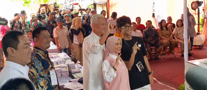 Calon Presiden nomor urut 3 Ganjar Pranowo Nyoblos di TPS 11 Gajahmungkur Semarang. Calon Presiden nomor urut 3 Ganjar Pranowo Nyoblos di TPS 11 Gajahmungkur Semarang. (Dok. Detikcom/Alfons)
