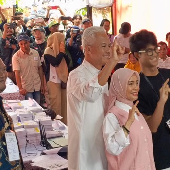 Potret Full Senyum Ganjar Pranowo Nyoblos, Beri Salam Metal