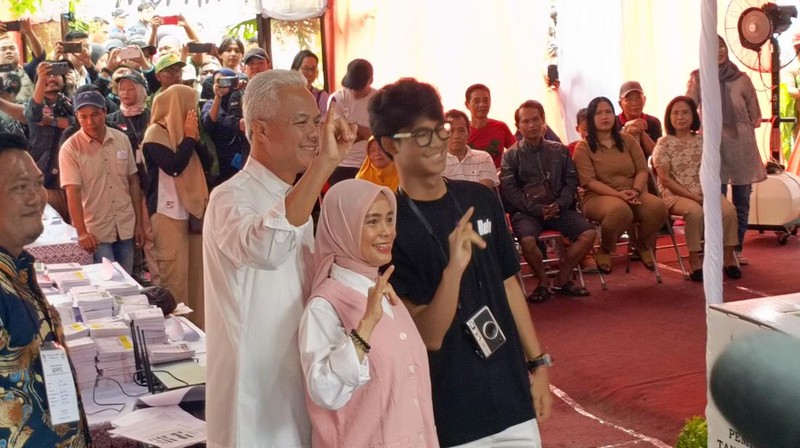 Calon Presiden nomor urut 3 	Ganjar Pranowo Nyoblos di TPS 11 Gajahmungkur Semarang. (Dok. Detikcom/Alfons)