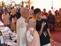 Potret Full Senyum Ganjar Pranowo Nyoblos, Beri Salam Metal