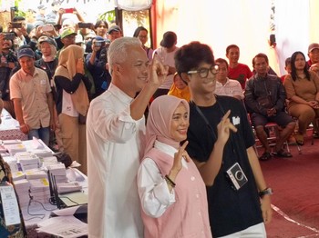 Potret Full Senyum Ganjar Pranowo Nyoblos, Beri Salam Metal