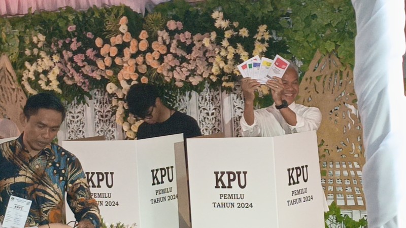 Calon Presiden nomor urut 3 Ganjar Pranowo Nyoblos di TPS 11 Gajahmungkur Semarang. Calon Presiden nomor urut 3 Ganjar Pranowo Nyoblos di TPS 11 Gajahmungkur Semarang. (Dok. Detikcom/Alfons)