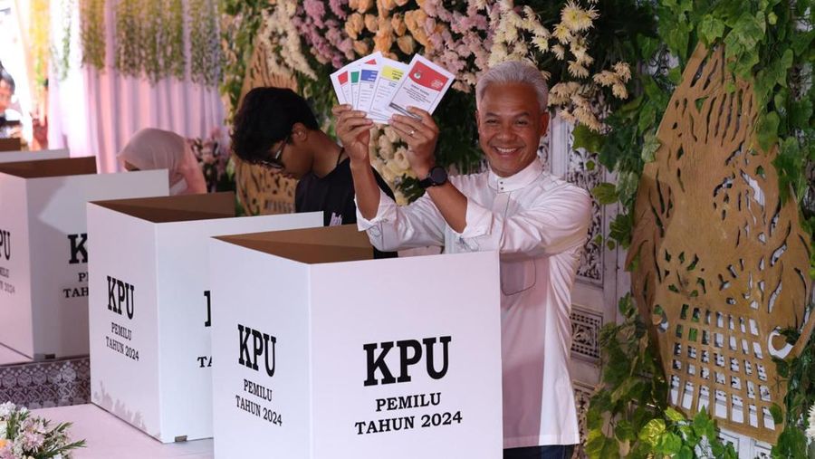 Calon Presiden nomor urut 3 Ganjar Pranowo Nyoblos di TPS 11 Gajahmungkur Semarang. (Dok. Tim Komunikasi Ganjar)