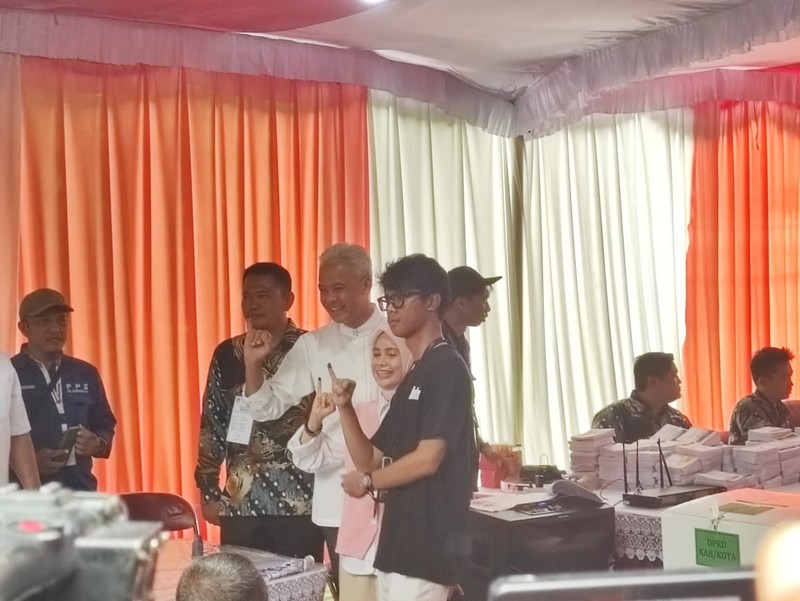 Calon Presiden nomor urut 3 	Ganjar Pranowo Nyoblos di TPS 11 Gajahmungkur Semarang. (Dok. Detikcom/Alfons)