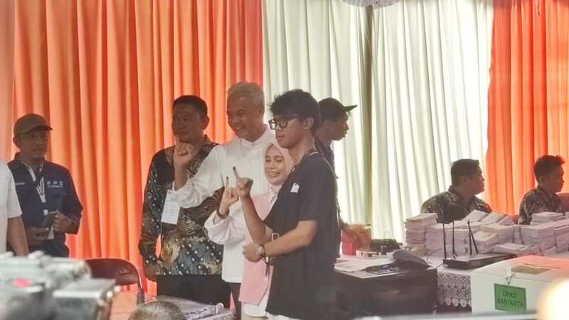 Calon Presiden nomor urut 3 	Ganjar Pranowo Nyoblos di TPS 11 Gajahmungkur Semarang. (Dok. Detikcom/Alfons)