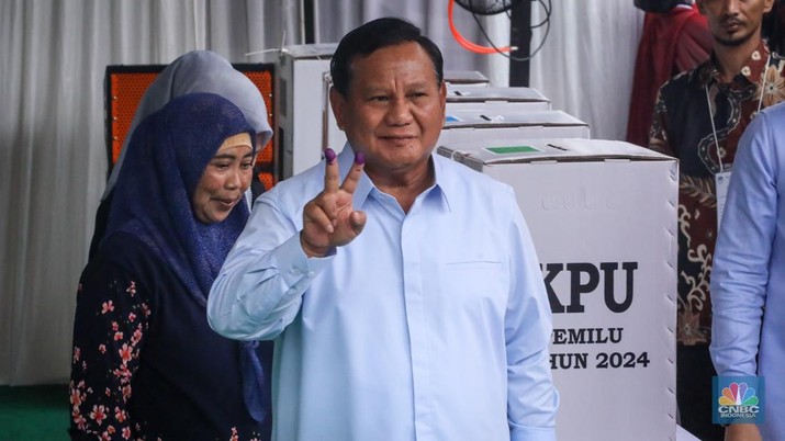 Calon Presiden nomor urut nomor 02 Prabowo Subianto saat melakuakan pencoblosan di tempat pemungutan suara (TPS) 033 Bojong Koneng, Sentul, Bogor Jawa Barat, Rabu (14/2/2024). (CNBC Indonesia/Faisal Rahman)