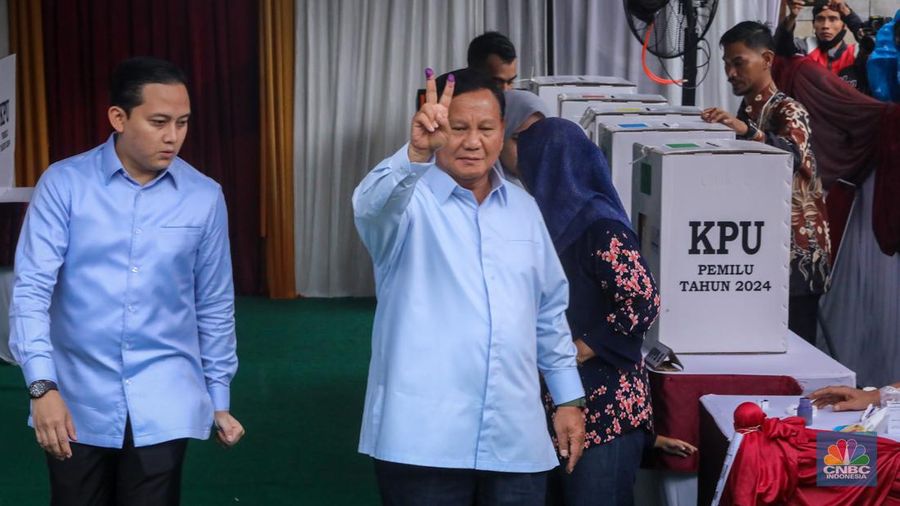 Calon Presiden nomor urut nomor 02 Prabowo Subianto saat melakuakan pencoblosan di tempat pemungutan suara (TPS) 033 Bojong Koneng, Sentul, Bogor Jawa Barat, Rabu (14/2/2024). (²©²ÊÍøÕ¾/Faisal Rahman)