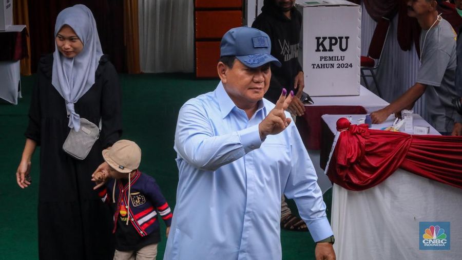 Calon Presiden nomor urut nomor 02 Prabowo Subianto saat melakuakan pencoblosan di tempat pemungutan suara (TPS) 033 Bojong Koneng, Sentul, Bogor Jawa Barat, Rabu (14/2/2024). (CNBC Indonesia/Faisal Rahman)