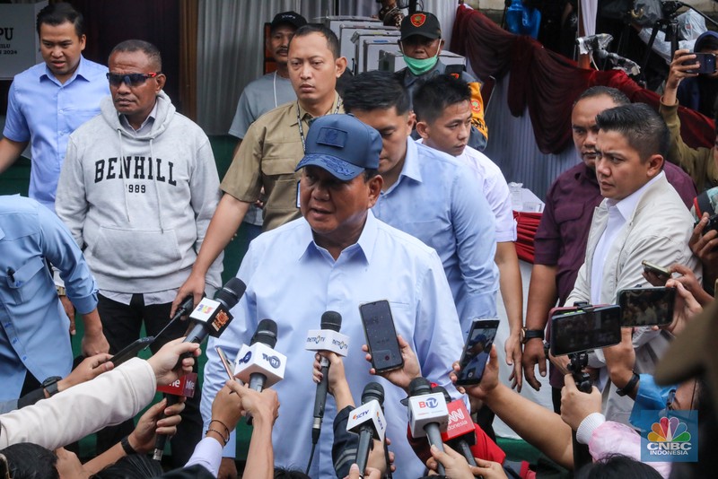 Calon Presiden nomor urut nomor 02 Prabowo Subianto saat melakuakan pencoblosan di tempat pemungutan suara (TPS) 033 Bojong Koneng, Sentul, Bogor Jawa Barat, Rabu (14/2/2024). (CNBC Indonesia/Faisal Rahman)