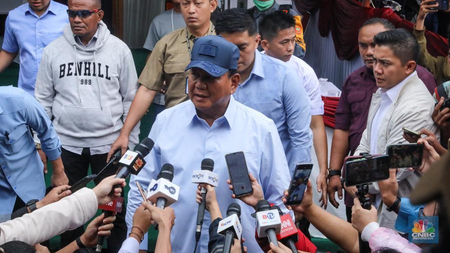 Calon Presiden nomor urut nomor 02 Prabowo Subianto saat melakuakan pencoblosan di tempat pemungutan suara (TPS) 033 Bojong Koneng, Sentul, Bogor Jawa Barat, Rabu (14/2/2024). (CNBC Indonesia/Faisal Rahman)