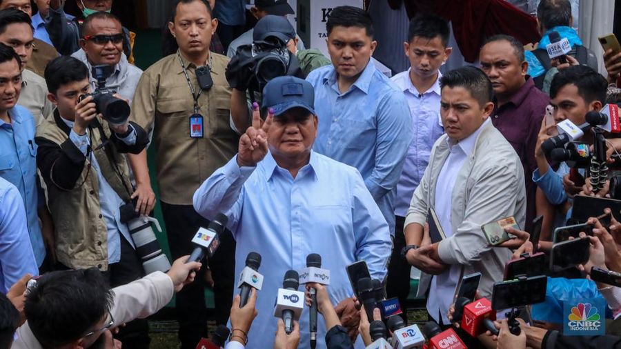 Calon Presiden nomor urut nomor 02 Prabowo Subianto saat melakuakan pencoblosan di tempat pemungutan suara (TPS) 033 Bojong Koneng, Sentul, Bogor Jawa Barat, Rabu (14/2/2024). (²©²ÊÍøÕ¾/Faisal Rahman)