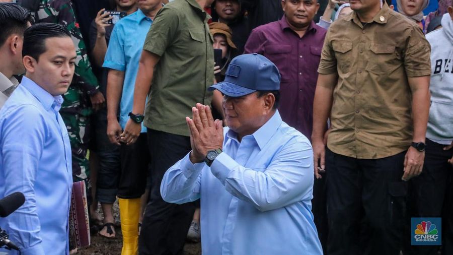 Calon Presiden nomor urut nomor 02 Prabowo Subianto saat melakuakan pencoblosan di tempat pemungutan suara (TPS) 033 Bojong Koneng, Sentul, Bogor Jawa Barat, Rabu (14/2/2024). (CNBC Indonesia/Faisal Rahman)