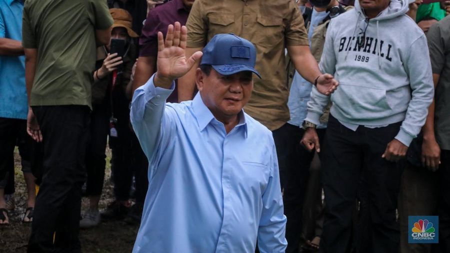 Calon Presiden nomor urut nomor 02 Prabowo Subianto saat melakuakan pencoblosan di tempat pemungutan suara (TPS) 033 Bojong Koneng, Sentul, Bogor Jawa Barat, Rabu (14/2/2024). (CNBC Indonesia/Faisal Rahman)