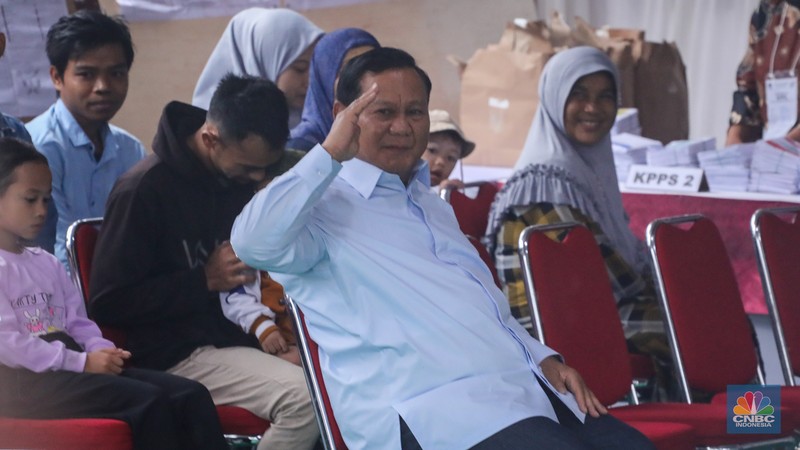 Calon Presiden nomor urut nomor 02 Prabowo Subianto saat melakuakan pencoblosan di tempat pemungutan suara (TPS) 033 Bojong Koneng, Sentul, Bogor Jawa Barat, Rabu (14/2/2024). (CNBC Indonesia/Faisal Rahman)