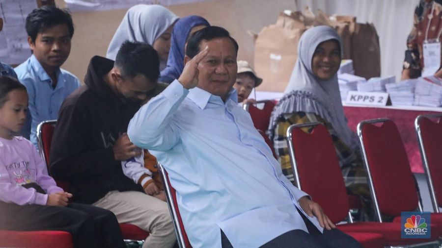 Calon Presiden nomor urut nomor 02 Prabowo Subianto saat melakuakan pencoblosan di tempat pemungutan suara (TPS) 033 Bojong Koneng, Sentul, Bogor Jawa Barat, Rabu (14/2/2024). (²©²ÊÍøÕ¾/Faisal Rahman)