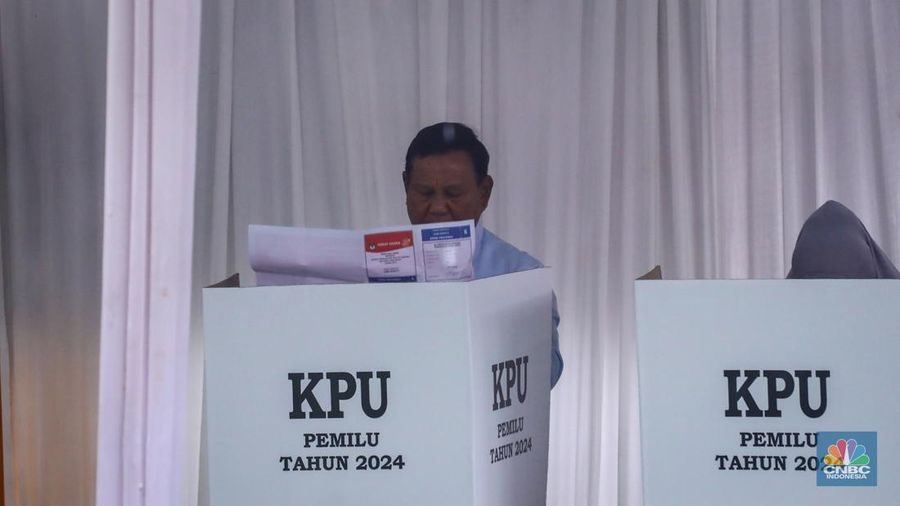 Calon Presiden nomor urut nomor 02 Prabowo Subianto saat melakuakan pencoblosan di tempat pemungutan suara (TPS) 033 Bojong Koneng, Sentul, Bogor Jawa Barat, Rabu (14/2/2024). (CNBC Indonesia/Faisal Rahman)