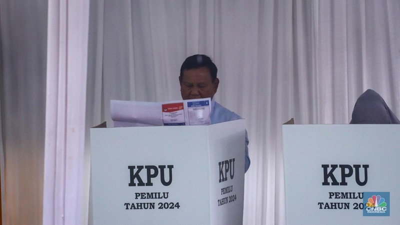 Calon Presiden nomor urut nomor 02 Prabowo Subianto saat melakuakan pencoblosan di tempat pemungutan suara (TPS) 033 Bojong Koneng, Sentul, Bogor Jawa Barat, Rabu (14/2/2024). (CNBC Indonesia/Faisal Rahman)