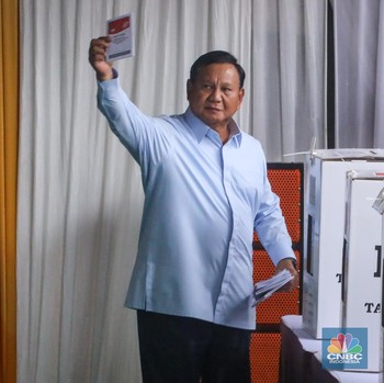Detik-Detik Prabowo Nyoblos di Hambalang, Beri Hormat-Salam Dua Jari