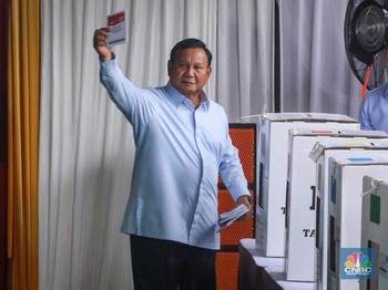 Detik-Detik Prabowo Nyoblos di Hambalang, Beri Hormat-Salam Dua Jari