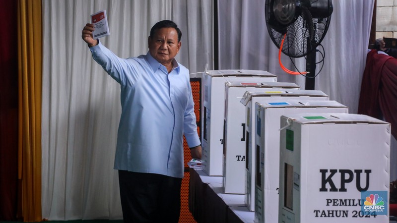 Calon Presiden nomor urut nomor 02 Prabowo Subianto saat melakuakan pencoblosan di tempat pemungutan suara (TPS) 033 Bojong Koneng, Sentul, Bogor Jawa Barat, Rabu (14/2/2024). Calon Presiden nomor urut nomor 02 Prabowo Subianto saat melakuakan pencoblosan di tempat pemungutan suara (TPS) 033 Bojong Koneng, Sentul, Bogor Jawa Barat, Rabu (14/2/2024). (CNBC Indonesia/Faisal Rahman)