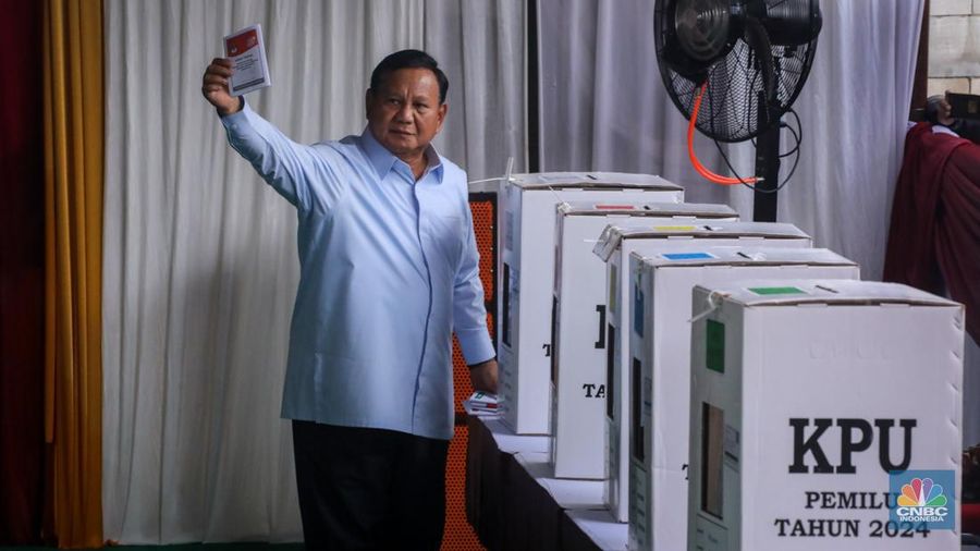 Calon Presiden nomor urut nomor 02 Prabowo Subianto saat melakuakan pencoblosan di tempat pemungutan suara (TPS) 033 Bojong Koneng, Sentul, Bogor Jawa Barat, Rabu (14/2/2024). (CNBC Indonesia/Faisal Rahman)