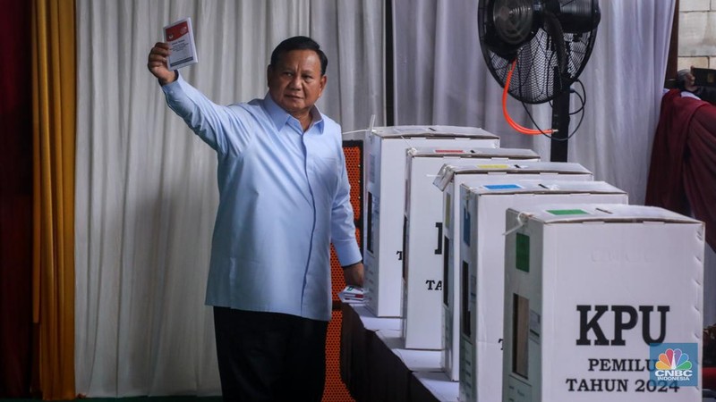 Calon Presiden nomor urut nomor 02 Prabowo Subianto saat melakuakan pencoblosan di tempat pemungutan suara (TPS) 033 Bojong Koneng, Sentul, Bogor Jawa Barat, Rabu (14/2/2024). (CNBC Indonesia/Faisal Rahman)
