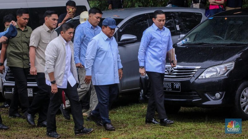 Calon Presiden nomor urut nomor 02 Prabowo Subianto saat melakuakan pencoblosan di tempat pemungutan suara (TPS) 033 Bojong Koneng, Sentul, Bogor Jawa Barat, Rabu (14/2/2024). (CNBC Indonesia/Faisal Rahman)