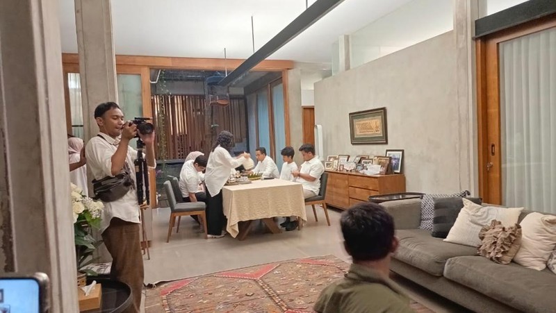 Calon Presiden nomor urut satu Anies Baswedan sholat berjamaah jelang pemilihan umum. (Dok. Istimewa)