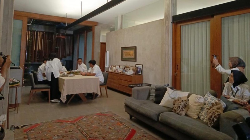 Calon Presiden nomor urut satu Anies Baswedan sholat berjamaah jelang pemilihan umum. (Dok. Istimewa)