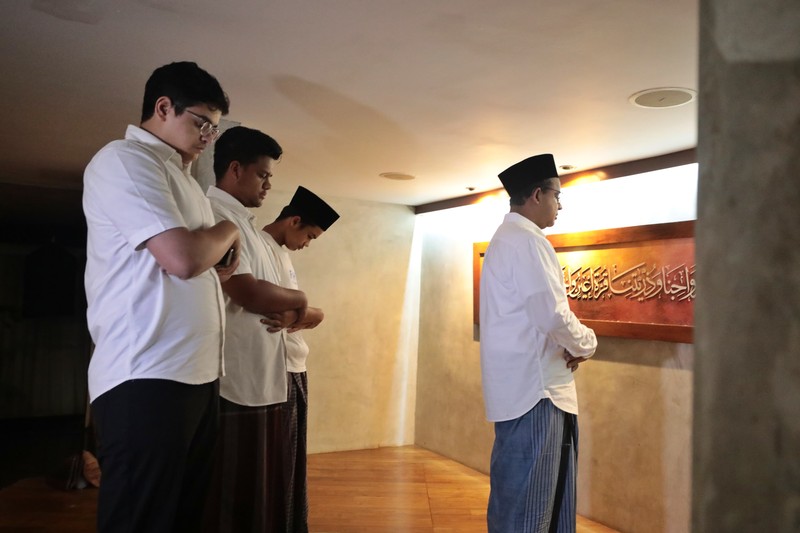 Calon Presiden nomor urut satu Anies Baswedan sholat berjamaah jelang pemilihan umum. (Dok. Istimewa)