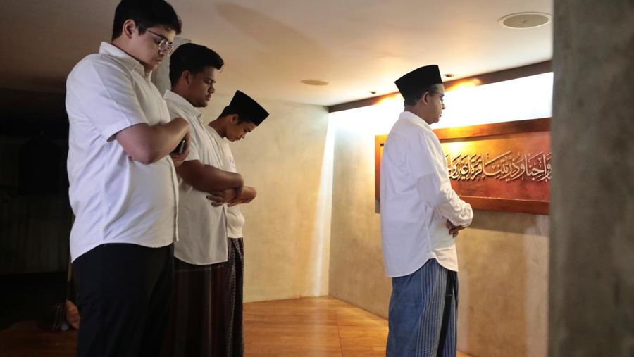 Calon Presiden nomor urut satu Anies Baswedan sholat berjamaah jelang pemilihan umum. (Dok. Istimewa)