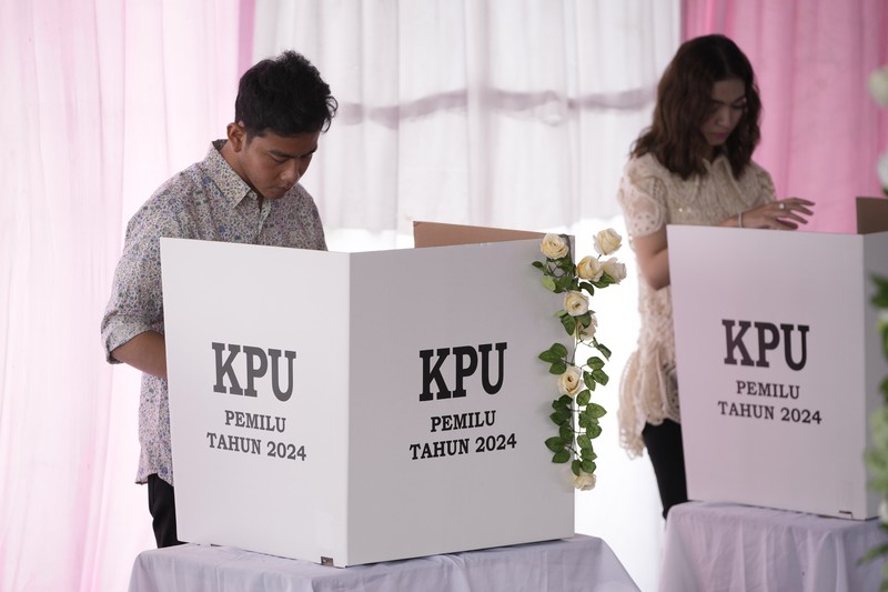 Calon wakil presiden nomor urut 2 Gibran Rakabuming Raka mencoblos di TPS 34 Manahan, Banjarsari, Solo. Uniknya, TPS tersebut bertema valentine. Calon wakil presiden nomor urut 2 Gibran Rakabuming Raka mencoblos di TPS 34 Manahan, Banjarsari, Solo. Uniknya, TPS tersebut bertema valentine. (AP Photo/Achmad Ibrahim)