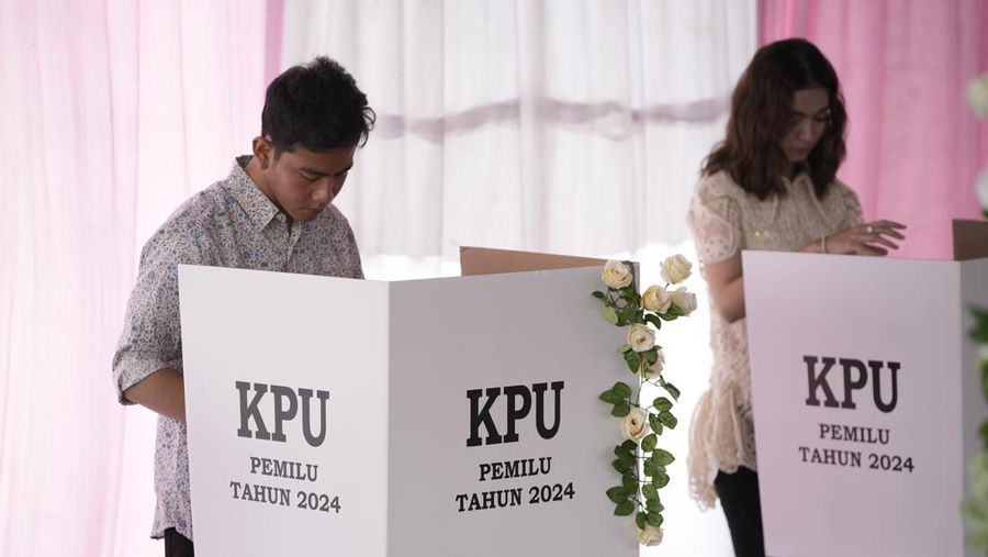 Calon wakil presiden nomor urut 2 Gibran Rakabuming Raka mencoblos di TPS 34 Manahan, Banjarsari, Solo. Uniknya, TPS tersebut bertema valentine. (AP Photo/Achmad Ibrahim)