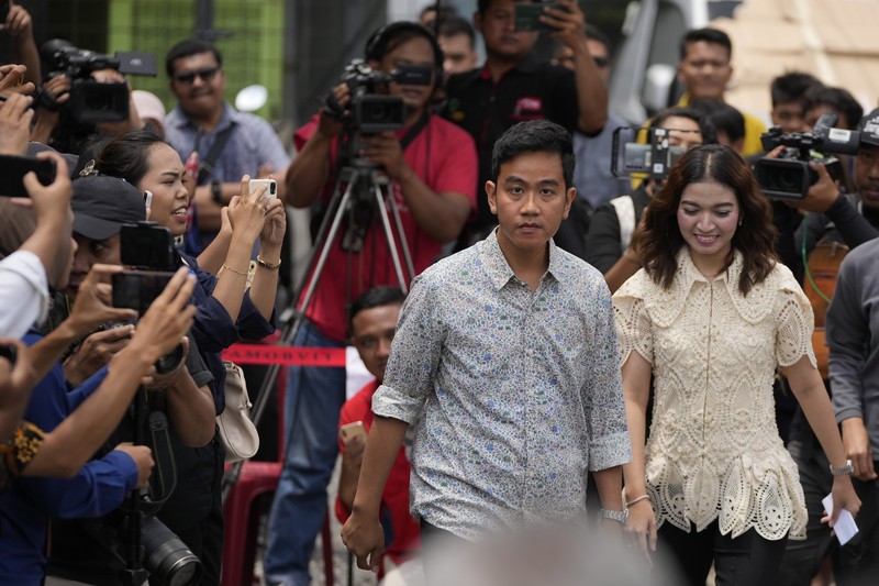 Calon wakil presiden nomor urut 2 Gibran Rakabuming Raka mencoblos di TPS 34 Manahan, Banjarsari, Solo. Uniknya, TPS tersebut bertema valentine. (AP Photo/Achmad Ibrahim)