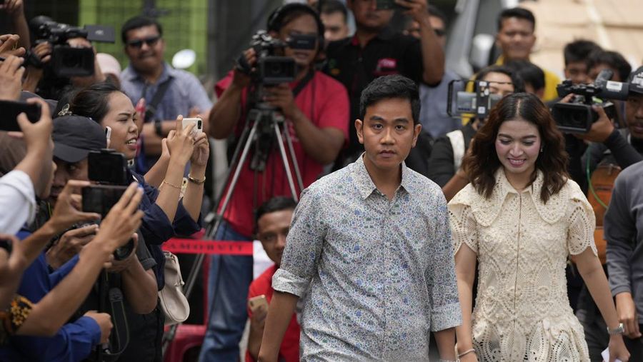 Calon wakil presiden nomor urut 2 Gibran Rakabuming Raka mencoblos di TPS 34 Manahan, Banjarsari, Solo. Uniknya, TPS tersebut bertema valentine. (AP Photo/Achmad Ibrahim)