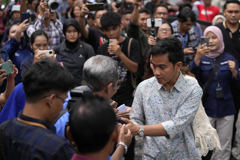 Calon wakil presiden nomor urut 2 Gibran Rakabuming Raka mencoblos di TPS 34 Manahan, Banjarsari, Solo. Uniknya, TPS tersebut bertema valentine. (AP Photo/Achmad Ibrahim)
