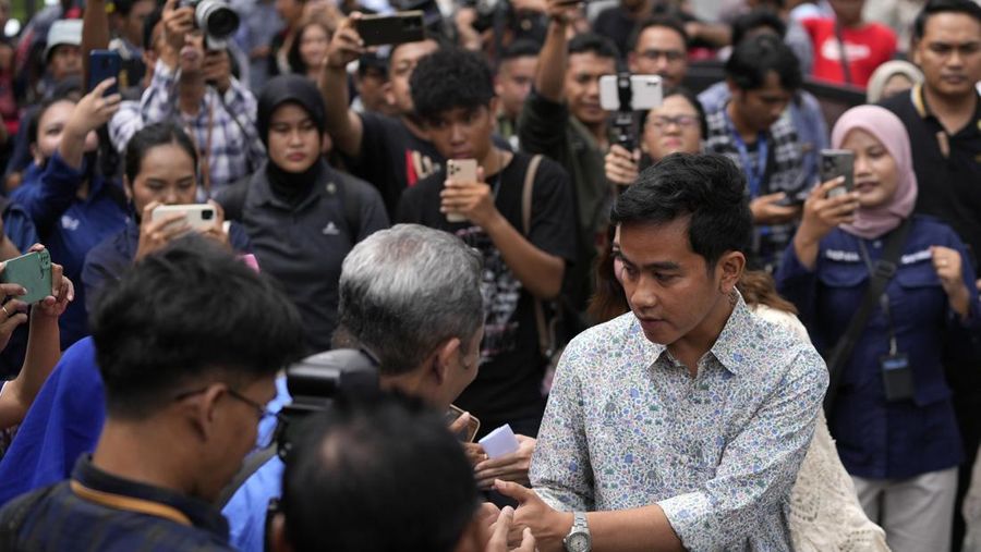 Calon wakil presiden nomor urut 2 Gibran Rakabuming Raka mencoblos di TPS 34 Manahan, Banjarsari, Solo. Uniknya, TPS tersebut bertema valentine. (AP Photo/Achmad Ibrahim)