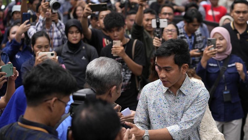Calon wakil presiden nomor urut 2 Gibran Rakabuming Raka mencoblos di TPS 34 Manahan, Banjarsari, Solo. Uniknya, TPS tersebut bertema valentine. (AP Photo/Achmad Ibrahim)